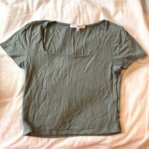 Women’s cropped square neck green short sleeve size small